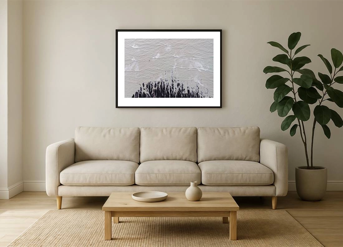 Normandie 04 - Luftaufnahme der zerklüfteten Küste der Normandie mit brechenden Wellen auf dunklem Felsstrand normandie i2v 0004 wall - Normandie 04 - Luftaufnahme der zerklüfteten Küste der Normandie mit brechenden Wellen auf dunklem Felsstrand