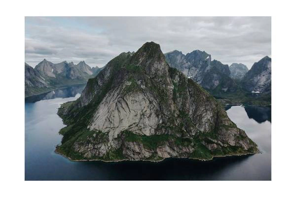 Norwegen 11 - Majestätischer Berggipfel erhebt sich aus den norwegischen Fjorden norway i2v 0017 web 600x400 - Norwegen 11 - Majestätischer Berggipfel erhebt sich aus den norwegischen Fjorden