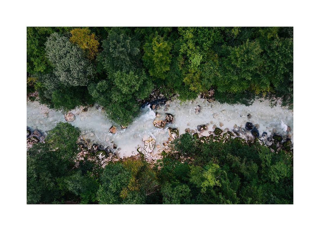 soca i2v 0003 web - Slovenien 02 - Ruhige Luftaufnahme des Soca-Flusses