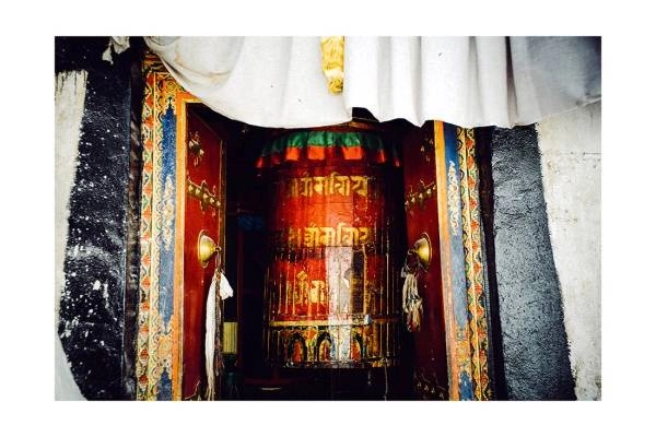 tibet i2v 0003 web 600x400 - Tibet 03 - Langsam rotierendes Gebetsrad in einem tibetischen Kloster