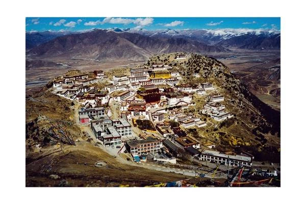 tibet i2v 0009 web 600x400 - Tibet 09 - Majestätische Luftaufnahme des Ganden-Klosters in Tibet