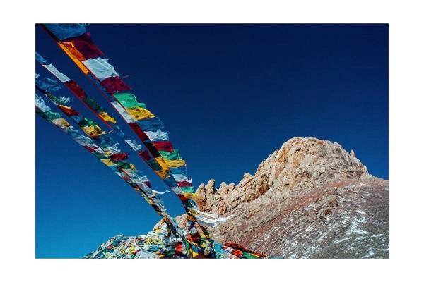 Tibet 10 - Bunte tibetische Gebetsfahnen im Wind vor majestätischer Bergkulisse tibet i2v 0010 web 600x400 - Tibet 10 - Bunte tibetische Gebetsfahnen im Wind vor majestätischer Bergkulisse