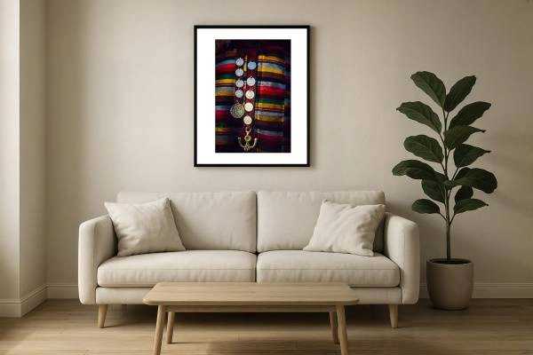 tibet i2v 0012 wall 600x400 - Tibet 12 - Traditioneller tibetischer Gürtel mit Schmuck auf handgewebtem Stoff