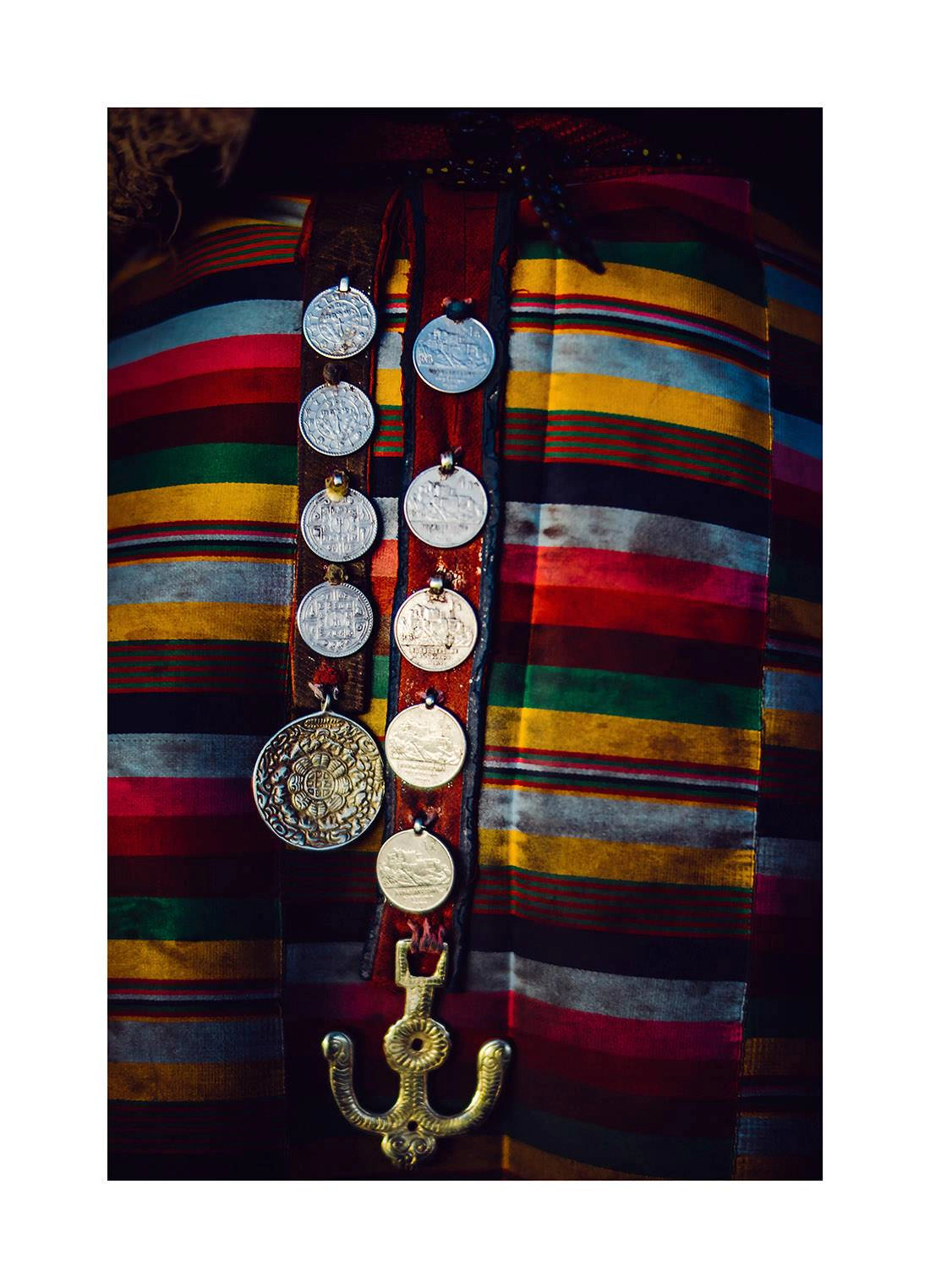 tibet i2v 0012 web - Tibet 12 - Traditioneller tibetischer Gürtel mit Schmuck auf handgewebtem Stoff