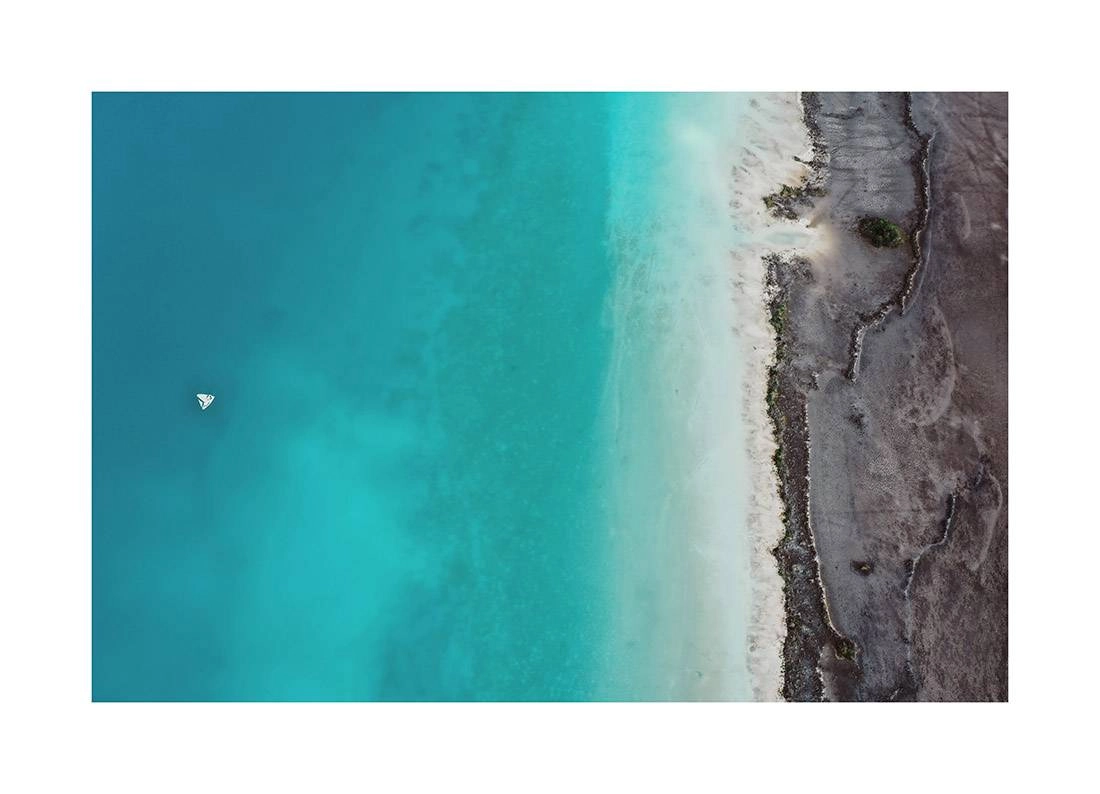 yucatan i2v 0002 web - Karibik 02 - Einsames Segelboot über den türkisfarbenen Weiten der Lagune von Bacalar, Mexiko