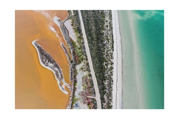 yucatan i2v 0008 web 600x400 - Karibik 08 - Ruhige Luftaufnahme von lebendigen Küstengewässern und unberührtem weißen Strand