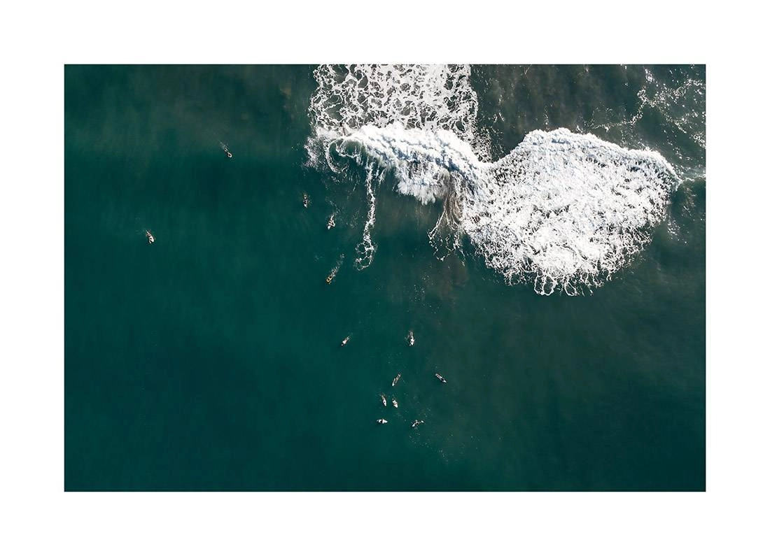 borneo bali 2018 0280 web - Borneo 18 - Luftaufnahme von Surfern, die Wellen an einem makellosen Strand Balis reiten