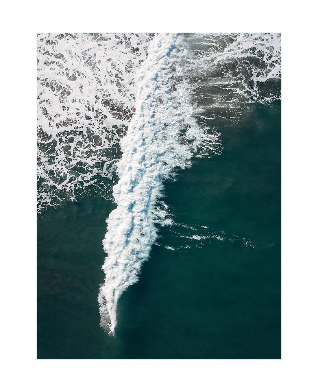 borneo bali 2018 0282 web - Borneo 19 - Luftblick auf mächtige Wellen, die an der Küste Balis brechen