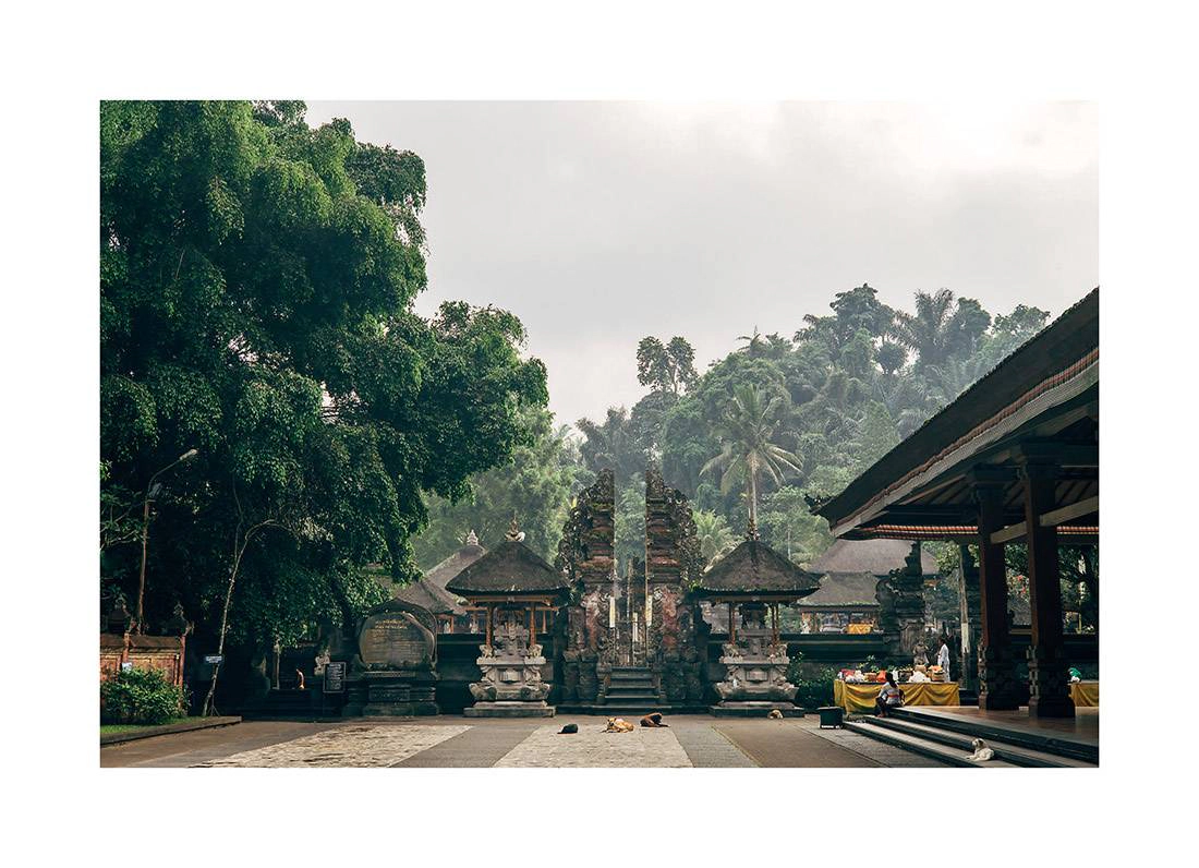 borneo bali 2018 0337 web - Borneo 23 - Ruhiger Sonnenaufgang über einem balinesischen buddhistischen Tempel mit Morgennebel
