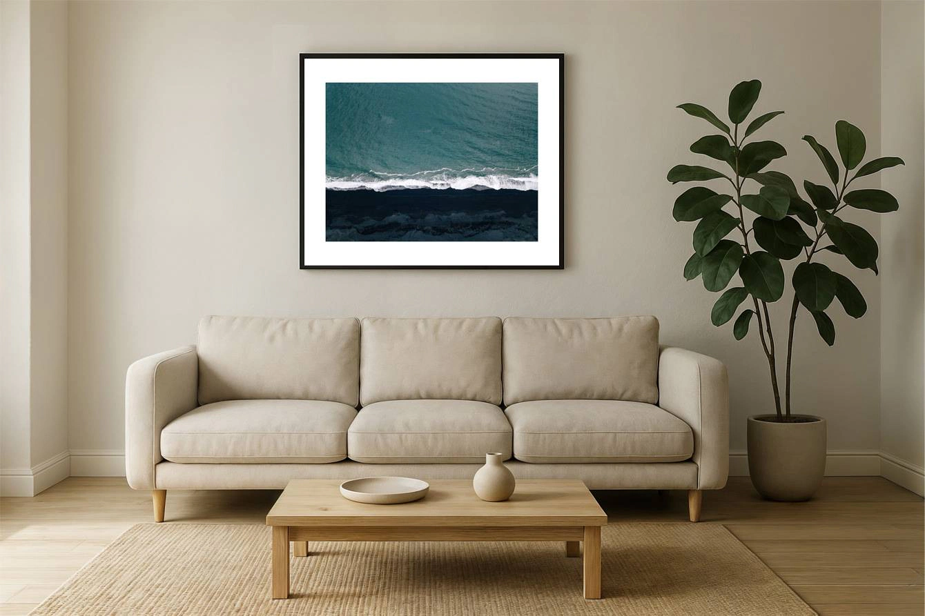 island 0013 wall - Island 13 - Kontrast der Welten – Schwarzer Sand trifft türkises Meer