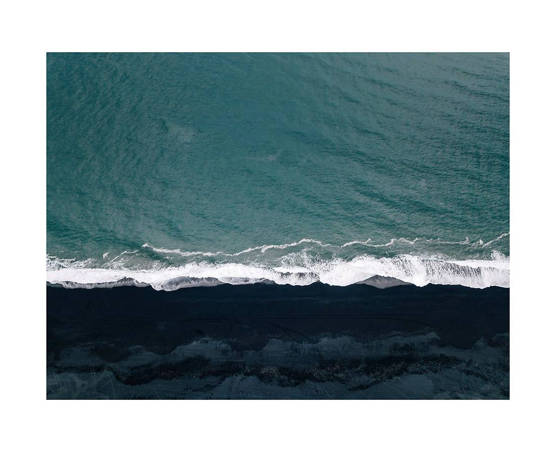 island 0013 web - Island 13 - Kontrast der Welten – Schwarzer Sand trifft türkises Meer