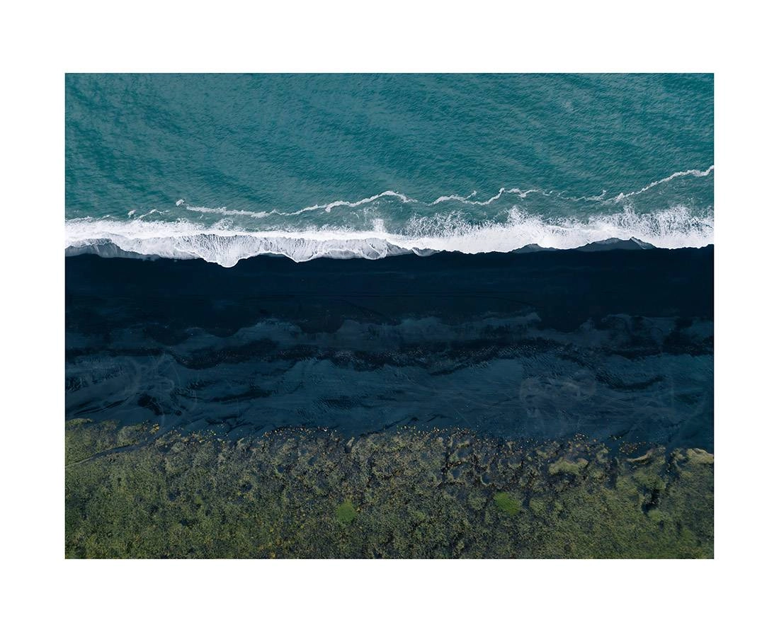 island 0014 web - Island 14 - Türkise Wellen brechen auf Islands schwarzem Sandstrand