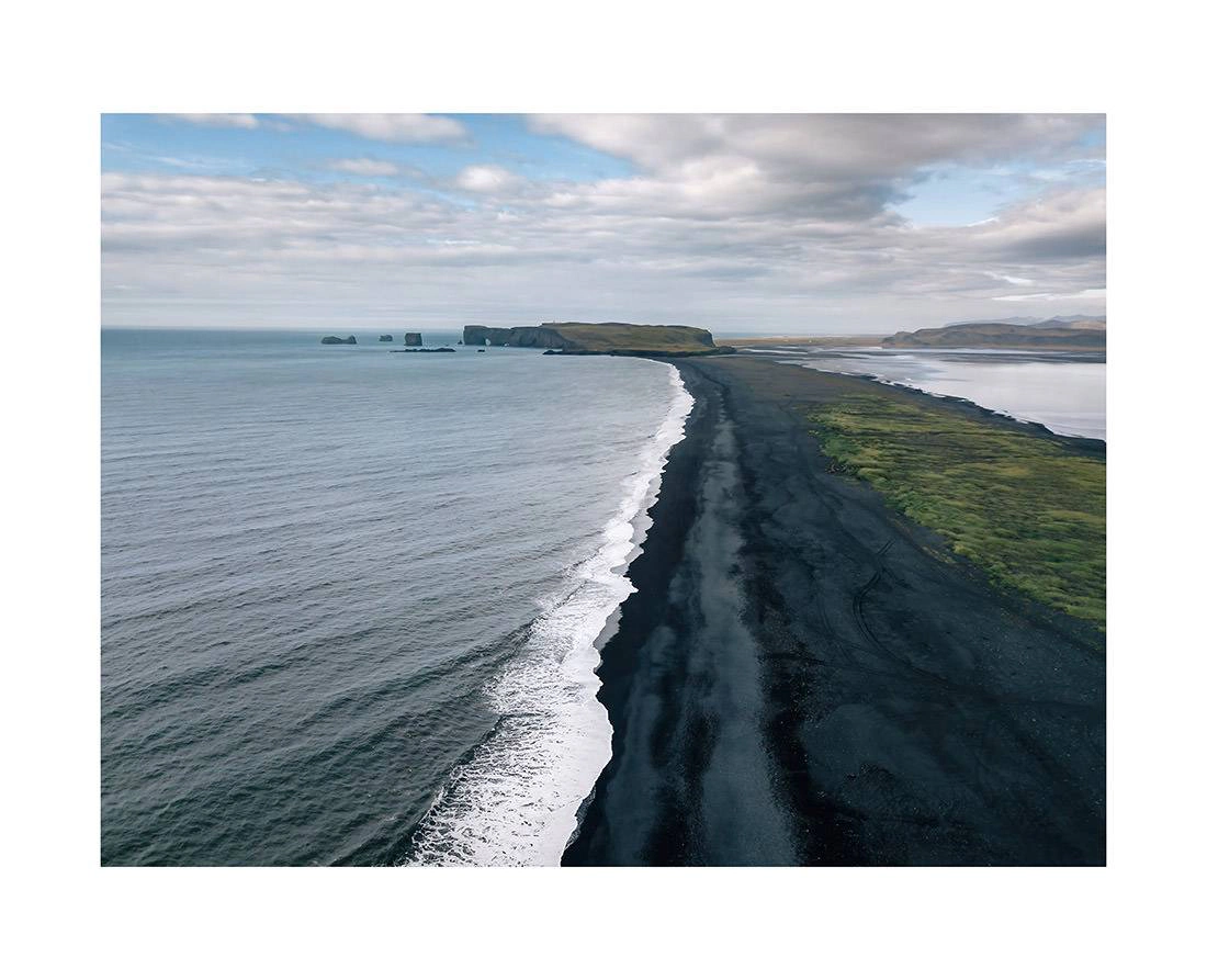 Island 16 - Luftaufnahme der rhythmischen Wellen am schwarzen Strand von Reynisfjara island 0016 web - Island 16 - Luftaufnahme der rhythmischen Wellen am schwarzen Strand von Reynisfjara