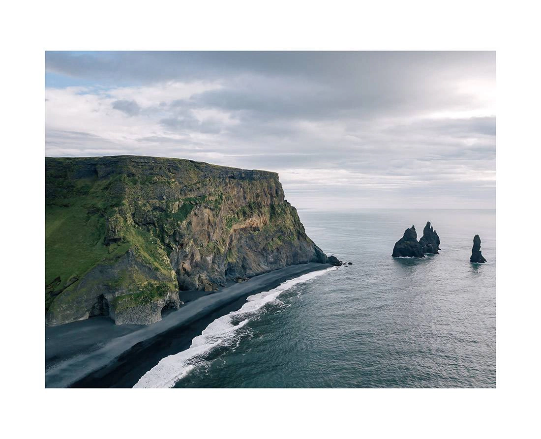 Island 17 - Dramatische Reynisfjara mit den Basalt-Seestacks Reynisdrangar island 0017 web - Island 17 - Dramatische Reynisfjara mit den Basalt-Seestacks Reynisdrangar