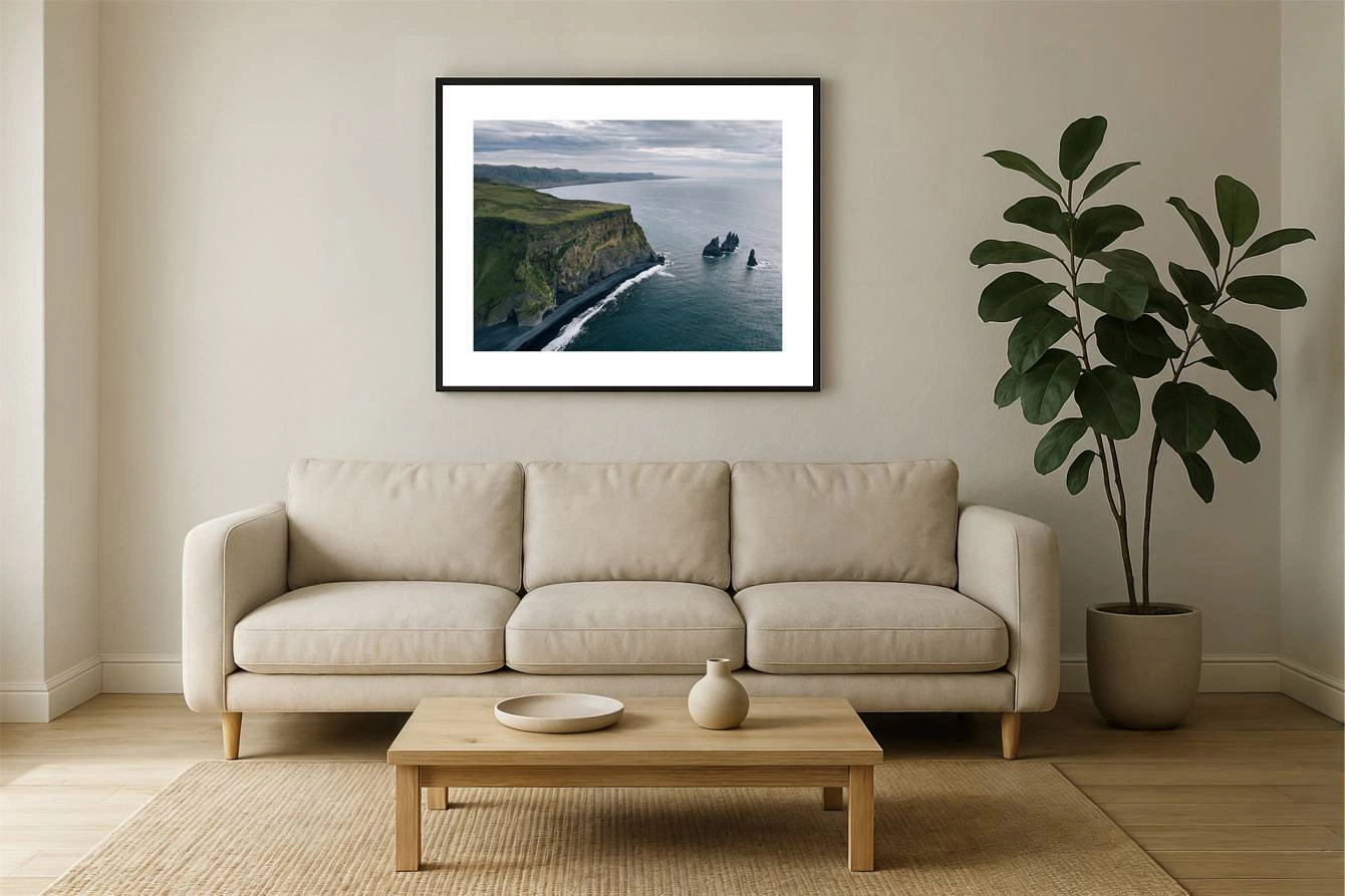 island 0018 wall - Island 18 - Vulkanischer Schwarzer Strand mit dramatischen Klippen und Seestacks