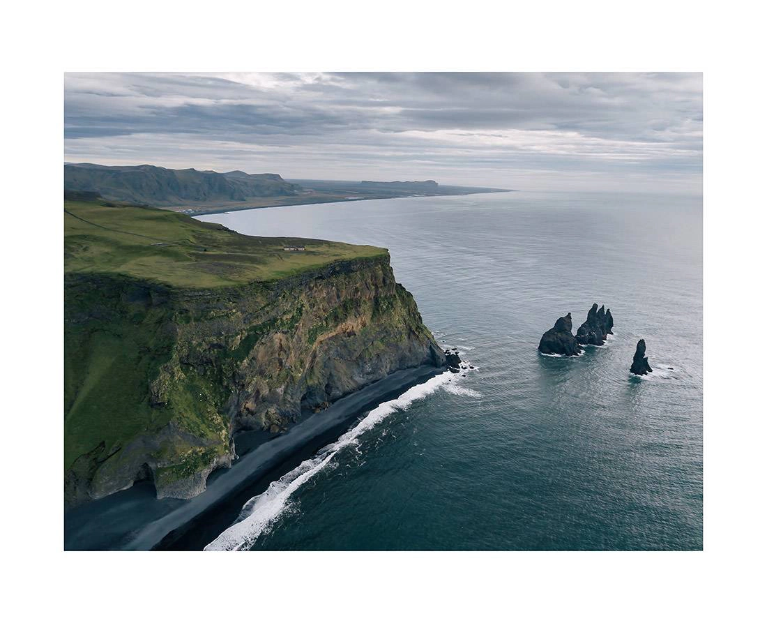 island 0018 web - Island 18 - Vulkanischer Schwarzer Strand mit dramatischen Klippen und Seestacks