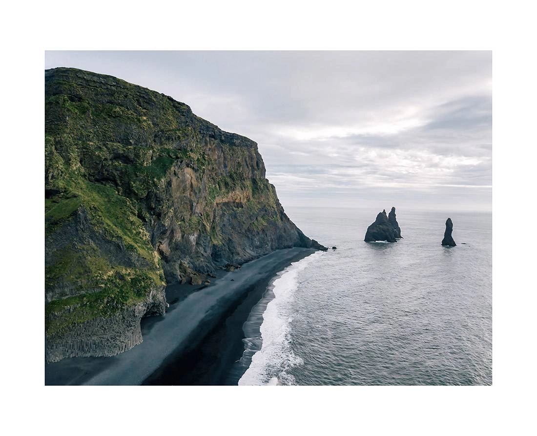 island 0020 web - Island 20 - Weiße Wellen tanzen auf dem schwarzen Sand von Reynisfjara