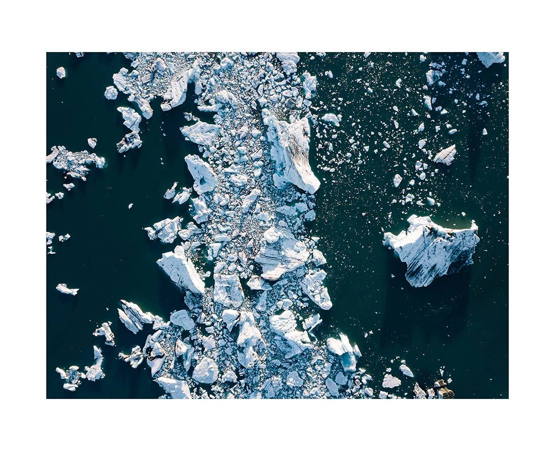 Island 22 - Senkrechter Blick auf treibende Eisfragmente in Jökulsárlón island 0022 web - Island 22 - Senkrechter Blick auf treibende Eisfragmente in Jökulsárlón
