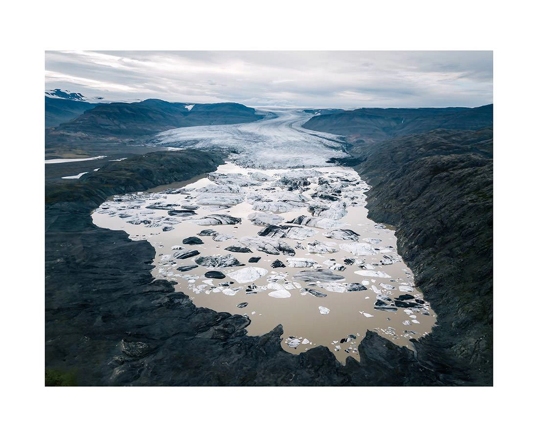 Island 25 - Vorwärtsblick über einen isländischen Gletschersee mit uraltem Eis island 0025 web - Island 25 - Vorwärtsblick über einen isländischen Gletschersee mit uraltem Eis