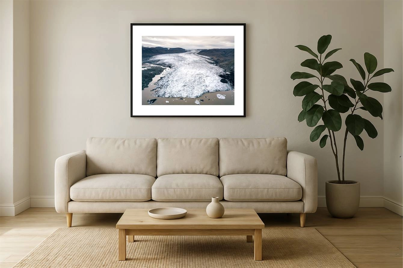 island 0027 wall - Island 27 - Majestätischer Flug über einen isländischen Gletscher und seinen See