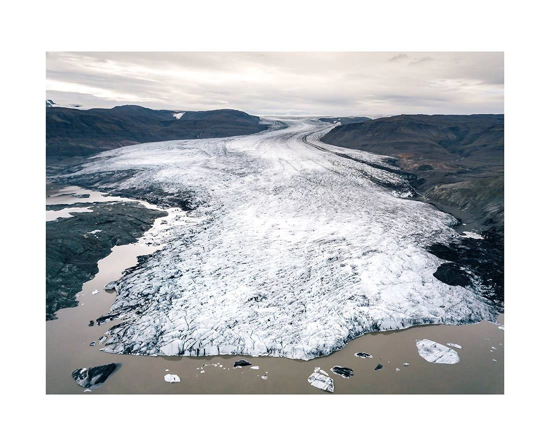island 0027 web - Island 27 - Majestätischer Flug über einen isländischen Gletscher und seinen See