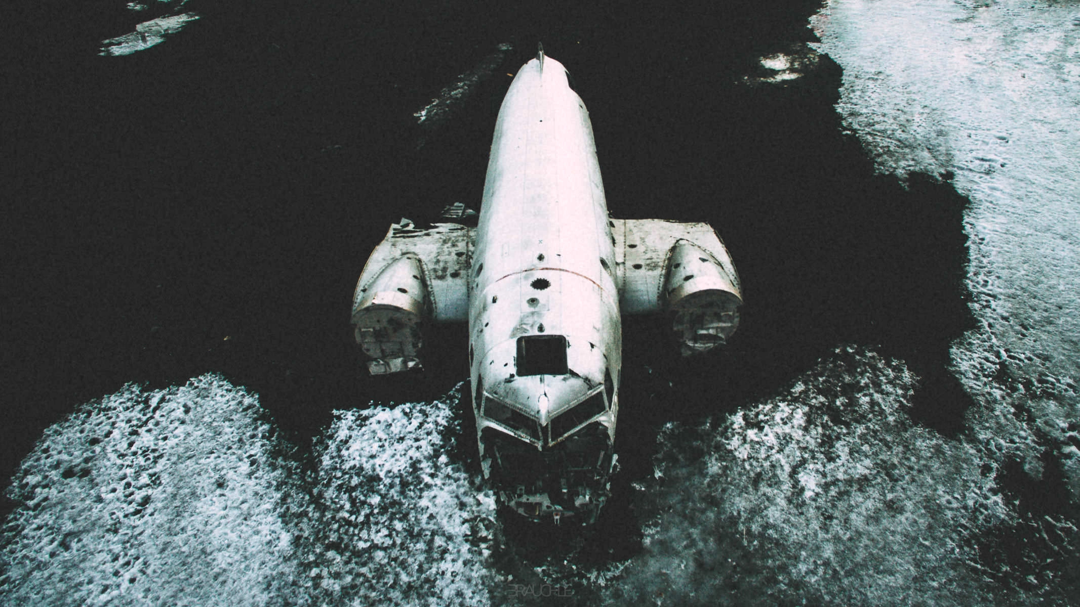 iceland airplane wreck dc3 drone 0007 - Island - Verlassenes Flugzeugwrack DC-3 an der Südküste