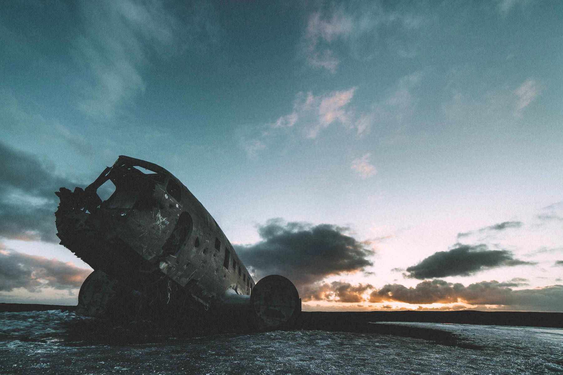 iceland airplane wreck dc3 drone 0012 - Island - Verlassenes Flugzeugwrack DC-3 an der Südküste