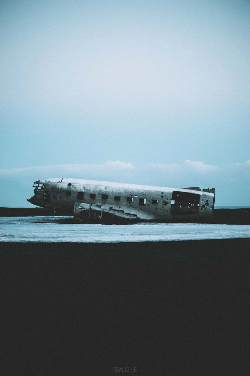 iceland airplane wreck dc3 drone 0013 - Island - Verlassenes Flugzeugwrack DC-3 an der Südküste