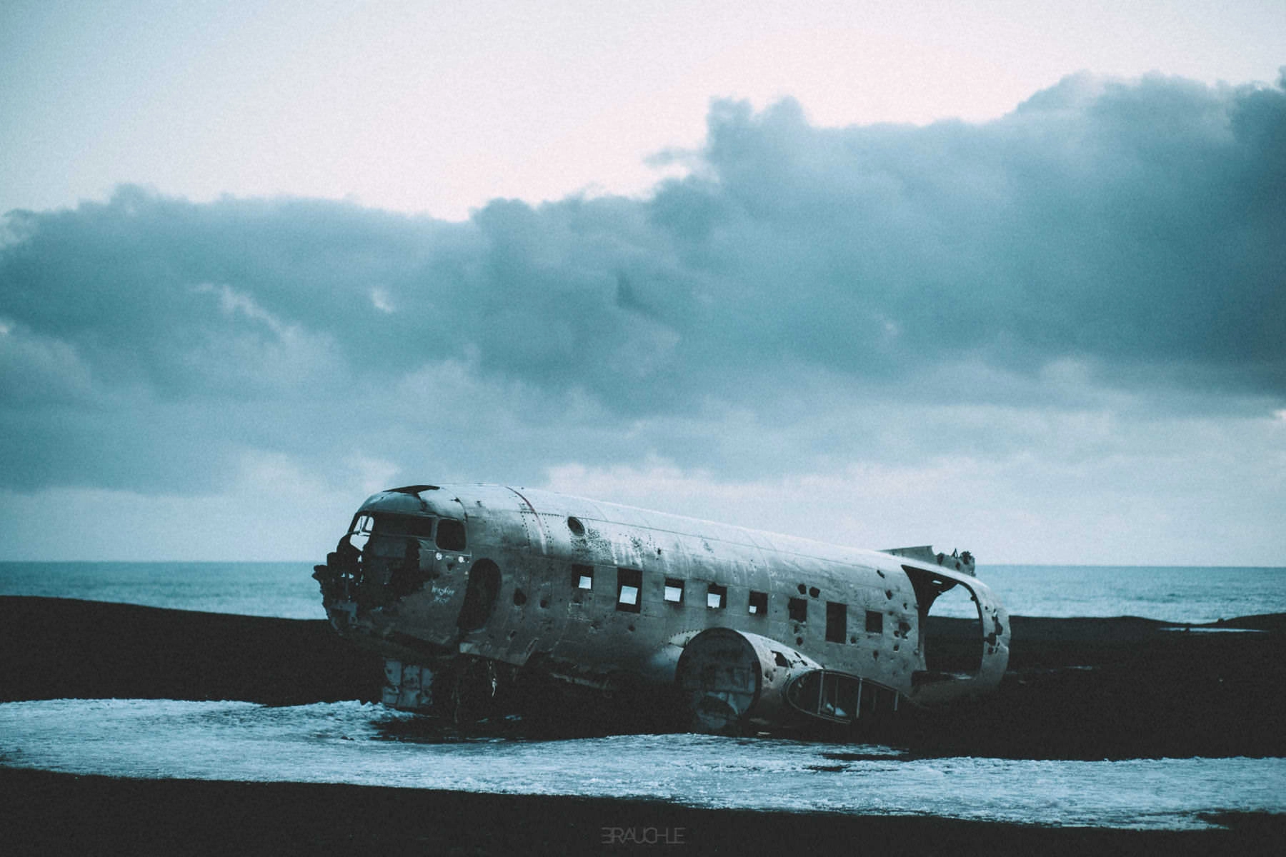 iceland airplane wreck dc3 drone 0014 - Island - Verlassenes Flugzeugwrack DC-3 an der Südküste