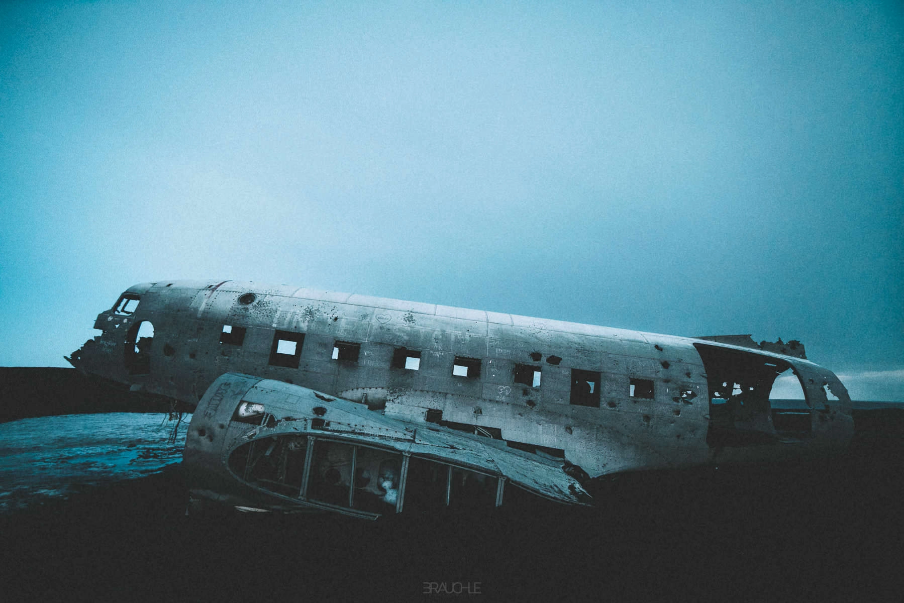 iceland airplane wreck dc3 drone 0016 - Island - Verlassenes Flugzeugwrack DC-3 an der Südküste