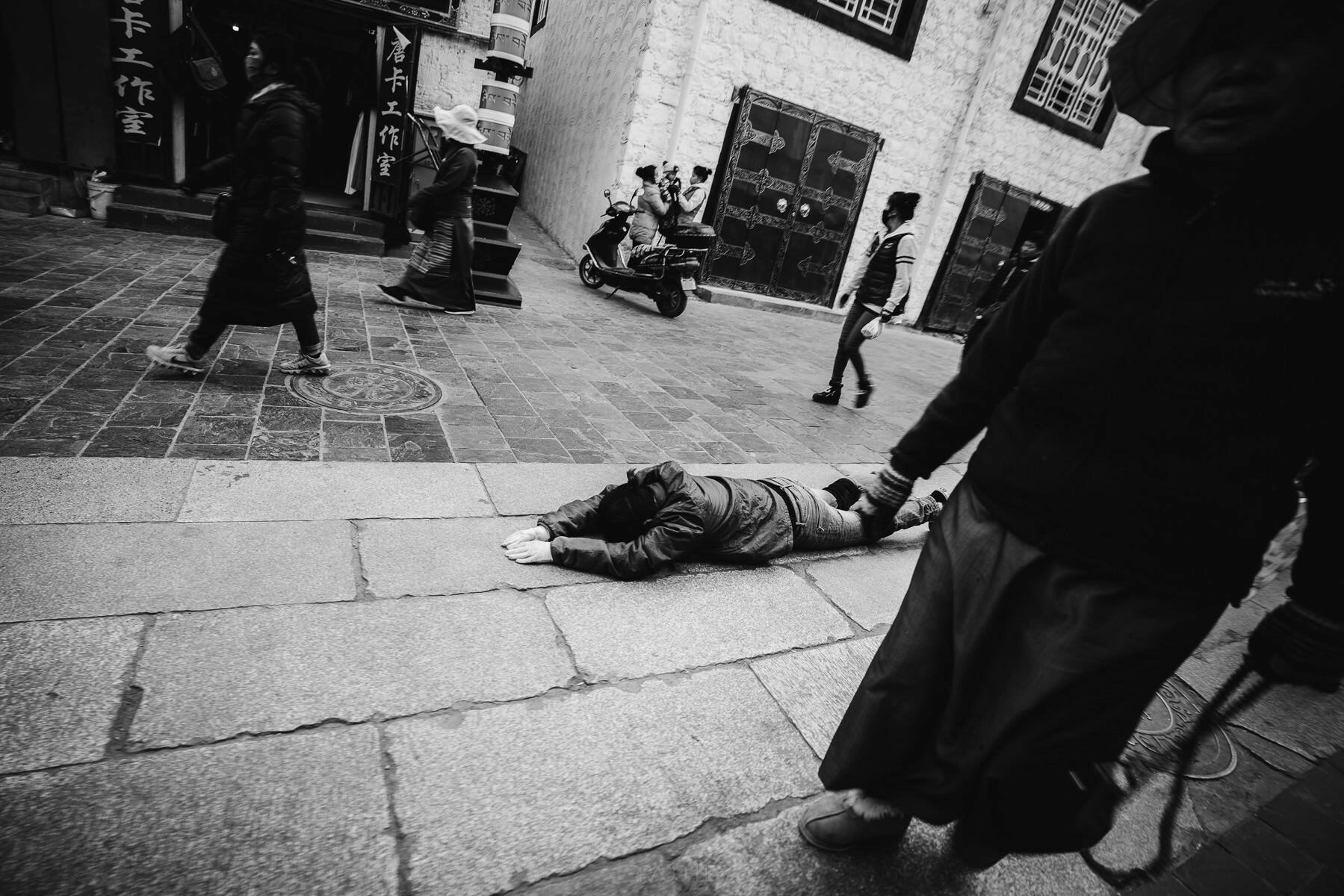 tibet lhasa barkhor street square 0001 - Lhasa – Calle Barkhor