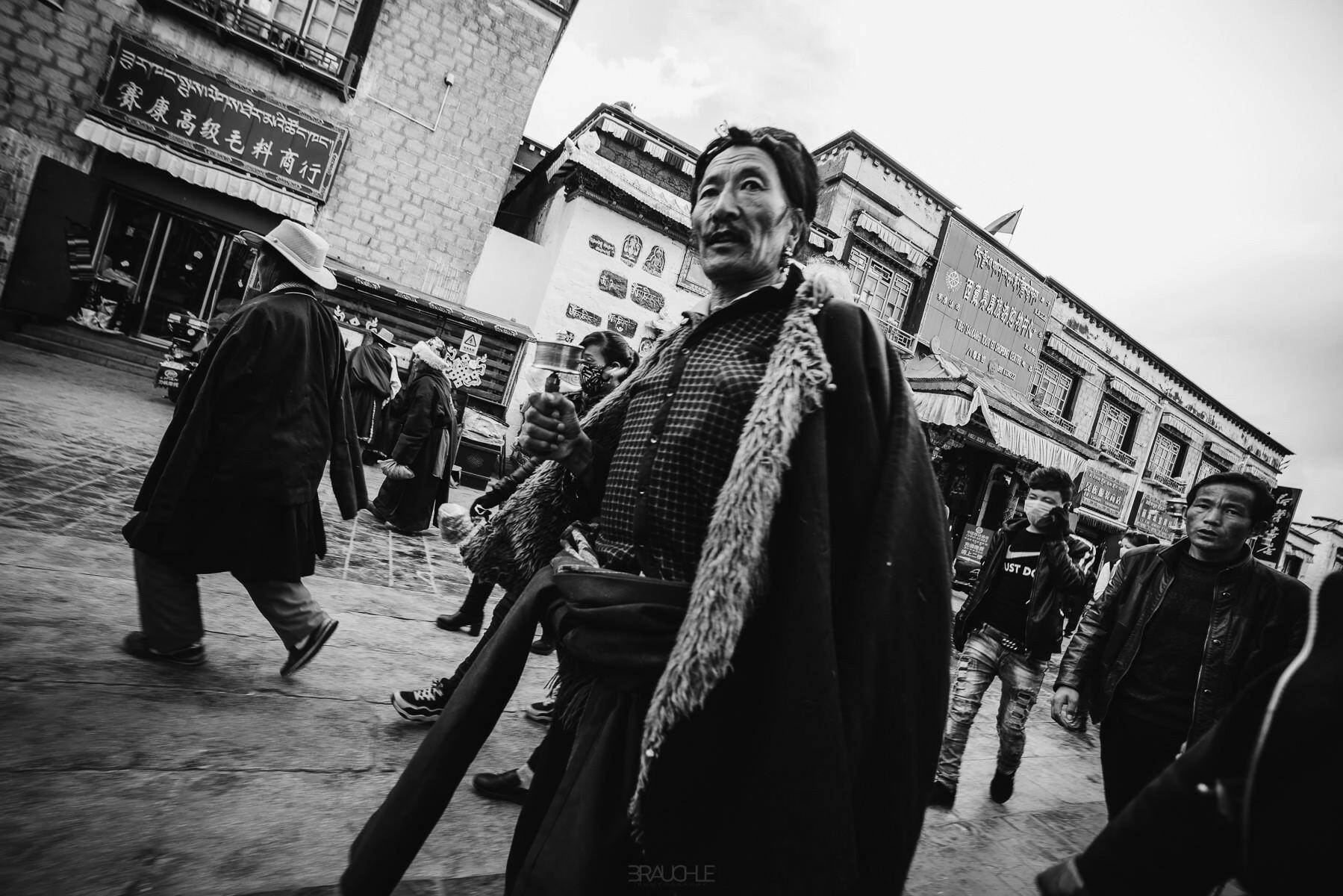 tibet lhasa barkhor street square 0002 - Lhasa – Calle Barkhor