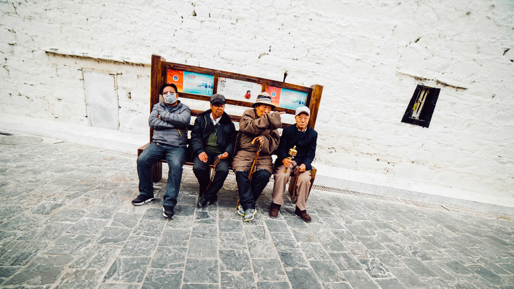 tibet lhasa barkhor street square 0005 - Lhasa – Calle Barkhor