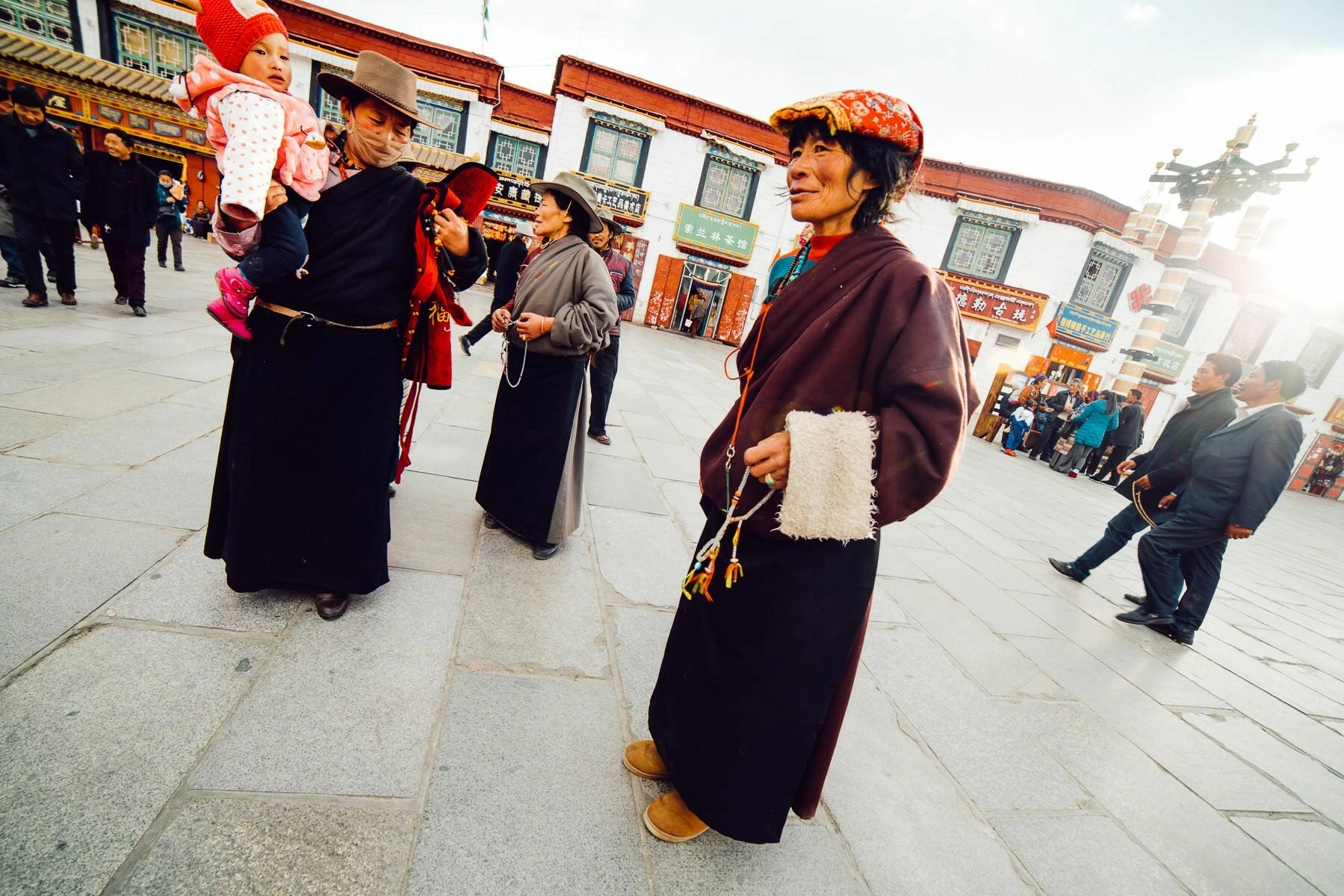 tibet lhasa barkhor street square 0007 - Lhasa – Calle Barkhor