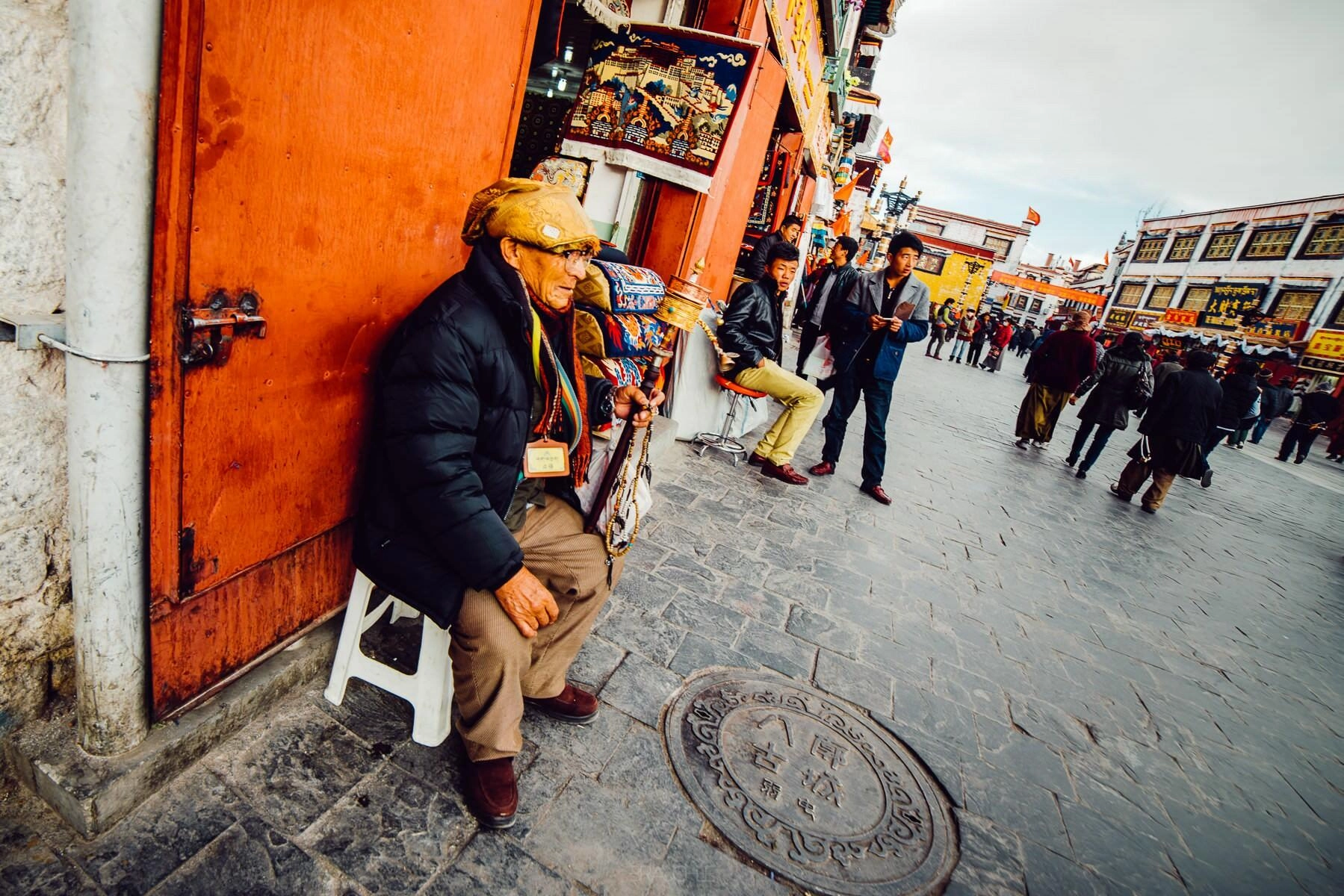 tibet lhasa barkhor street square 0011 - Lhasa – Calle Barkhor