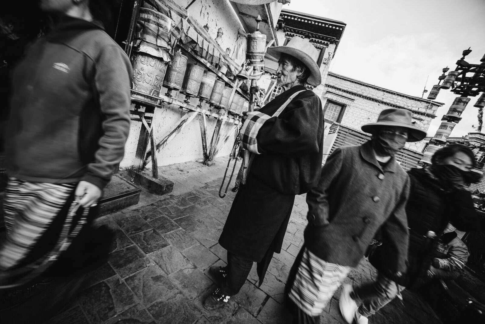 tibet lhasa barkhor street square 0012 - Lhasa – Calle Barkhor