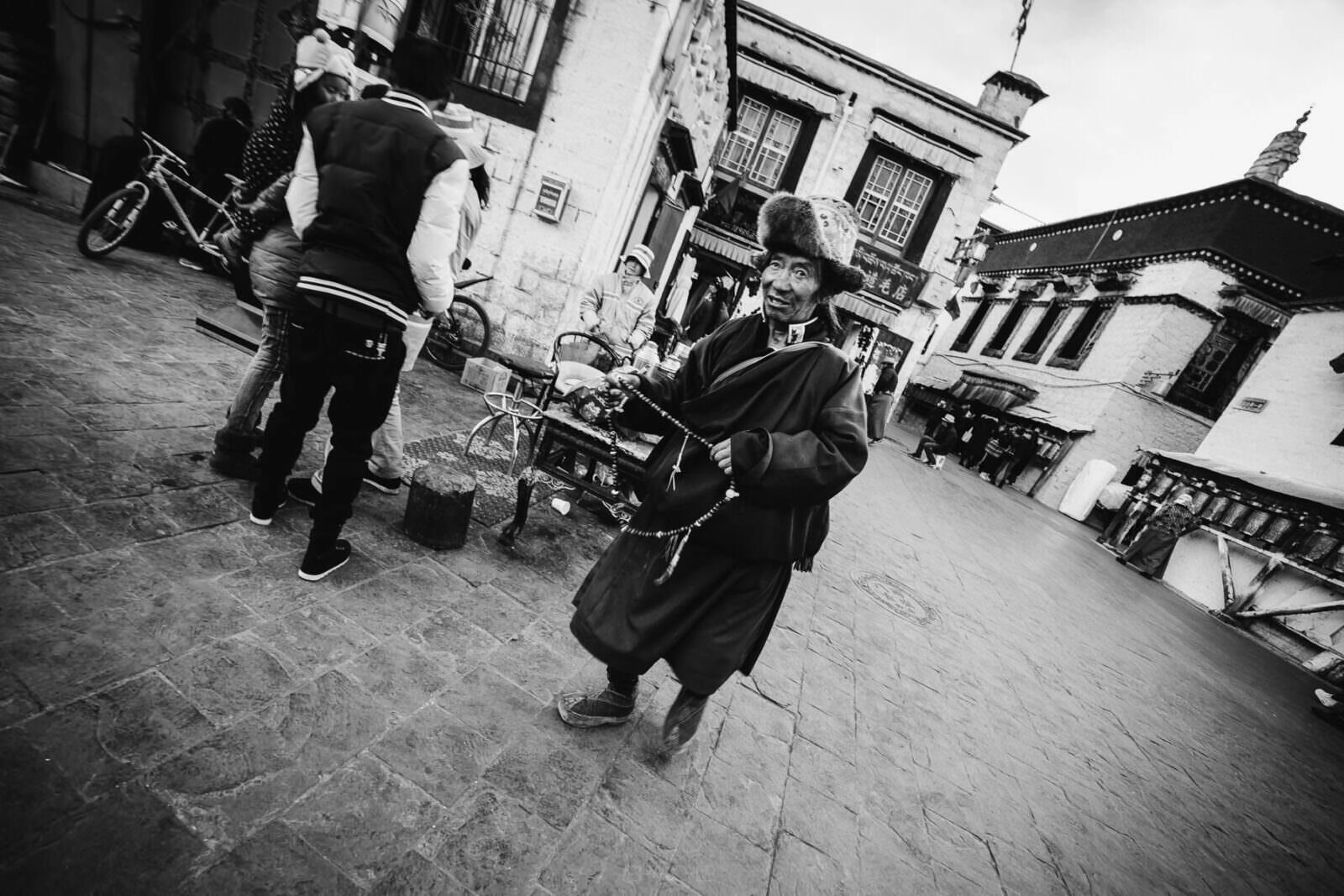 tibet lhasa barkhor street square 0013 - Lhasa – Calle Barkhor