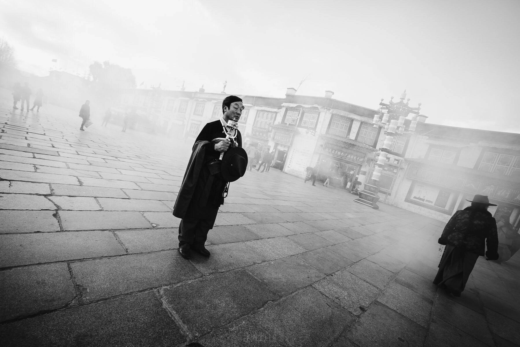 tibet lhasa barkhor street square 0015 - Lhasa – Calle Barkhor