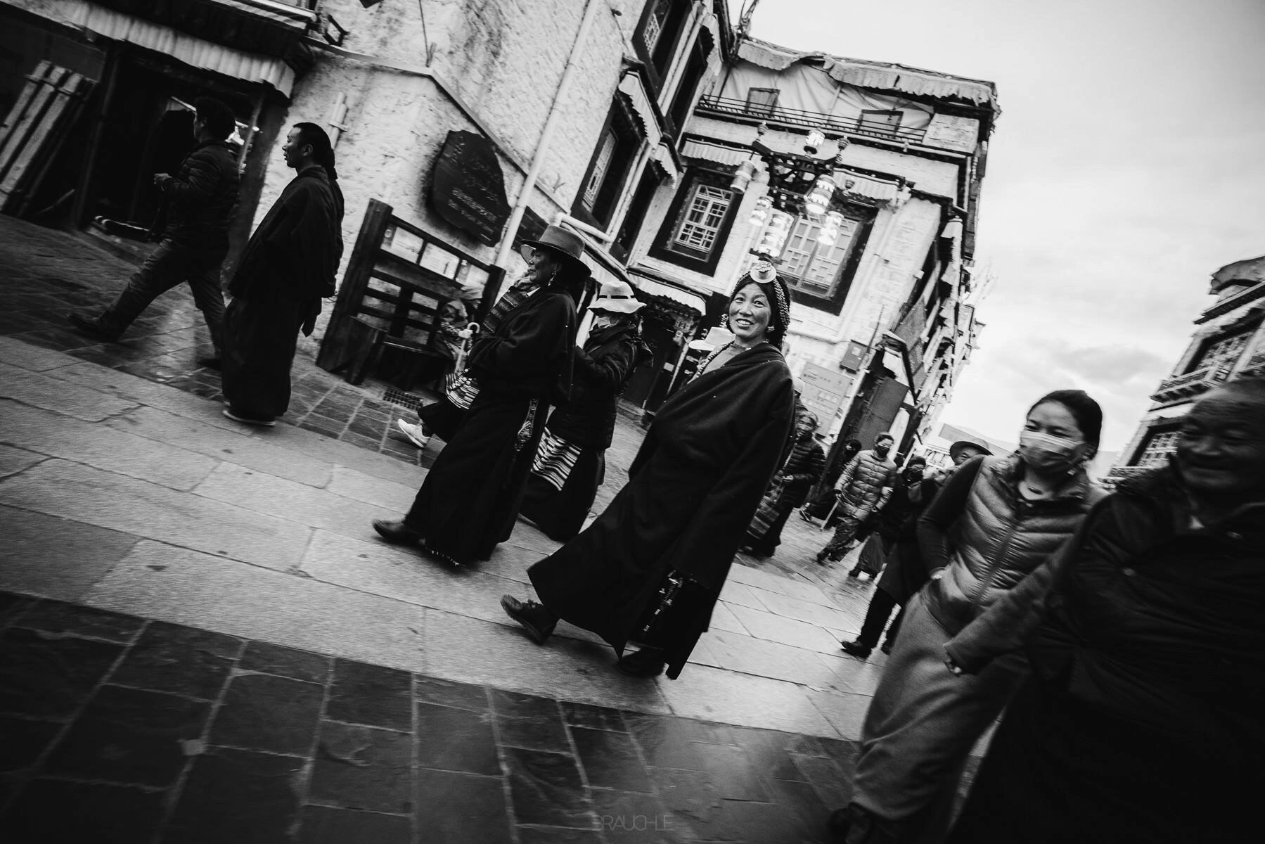 tibet lhasa barkhor street square 0020 - Lhasa – Calle Barkhor