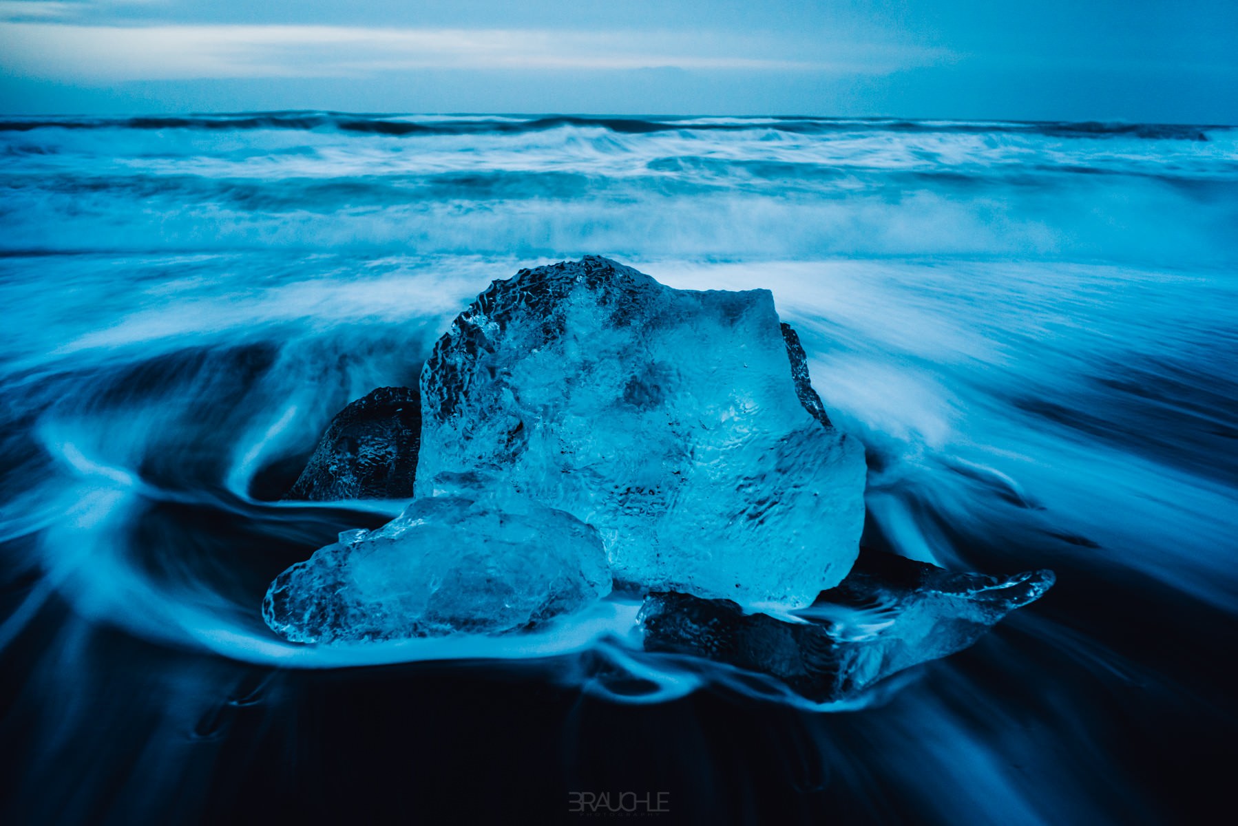 iceland joekurlarlon black beach ice blocks 2 - Bloques de hielo en la playa negra de Jökulsárlón