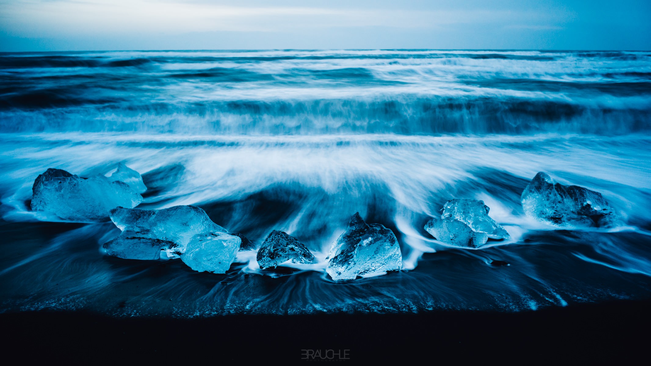 iceland joekurlarlon black beach ice blocks 1 - Bloques de hielo en la playa negra de Jökulsárlón